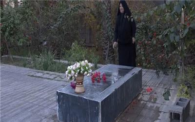 زندگی 19 ساله مادر بمی در کنار مزار همسر و دختر/ ترسیدم گم‌شان کنم در خانه دفن‌شان کردم
