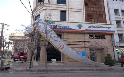 سقوط تابلوی بانک در زرند بی خطر بود