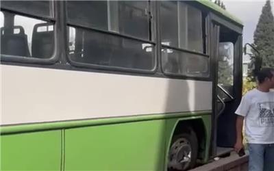 نوجوانی پشت فرمان اتوبوس شهری در کرمان نشست و حادثه‌ آفرید
